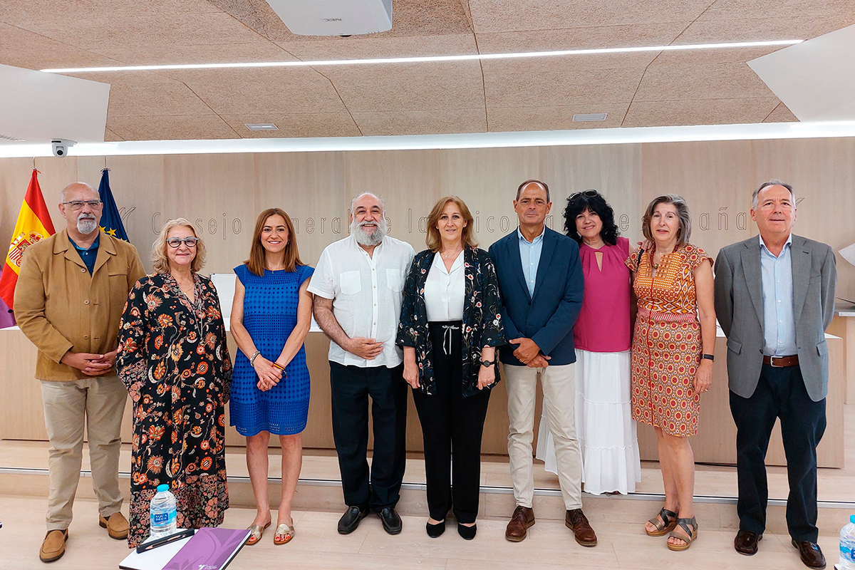 Posado de los asistentes a la firma del protocolo general de actuación con el Consejo General de Colegios Oficiales de Psicólogos