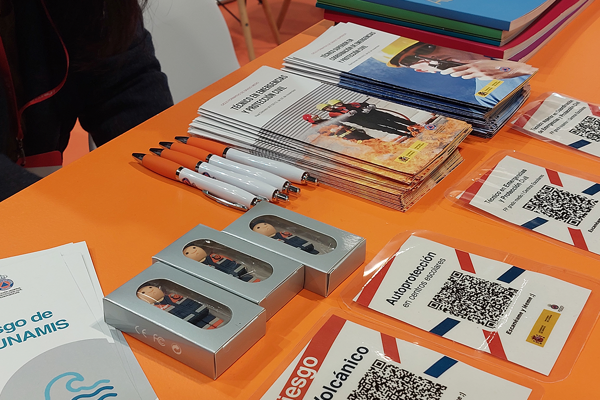 Material de protección civil en el expositor de la feria