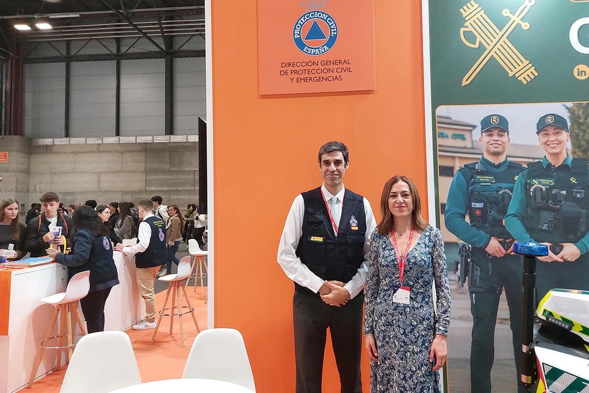 Personal de Protección Civil en la Feria Aula