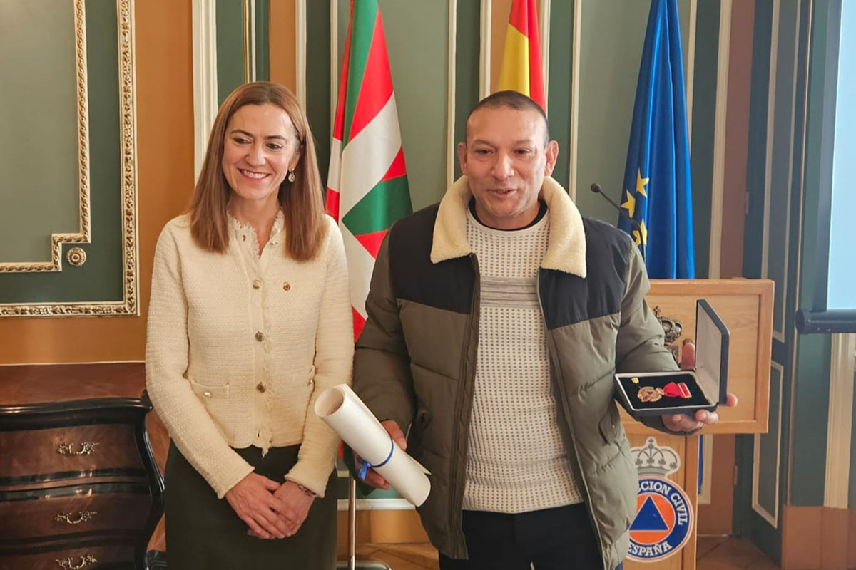 Virginia Barcones con uno de los galardonados