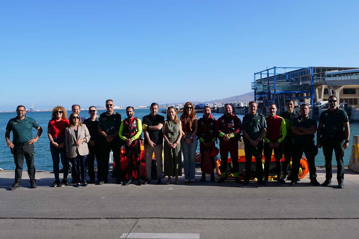 Foto de grupo en el puerto.