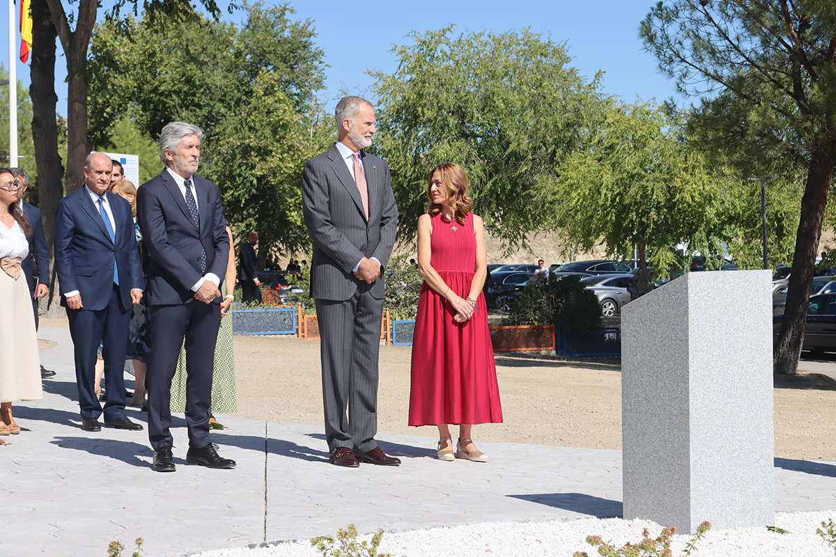 Su Majestad el Rey Felipe VI junto al ministro del Interior y la secretaria general Virginia Barcones.