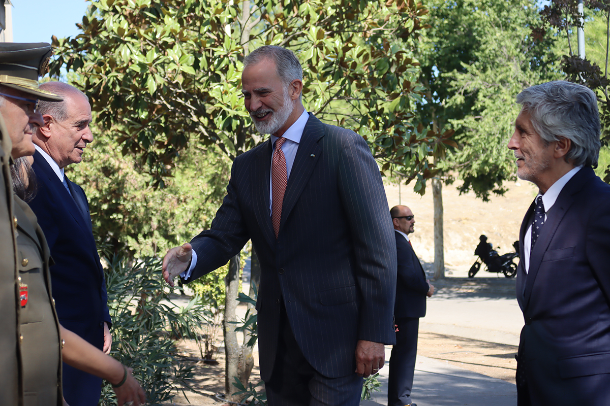 Su Majestad el Rey Felipe VI saludando a las autoridades.