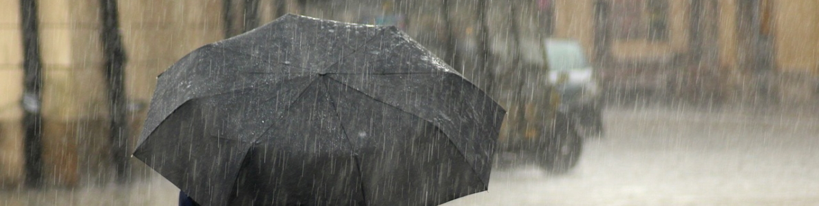 Imagen de paraguas con lluvias intensas